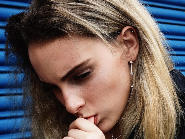 Photo close-up portrait of a young woman