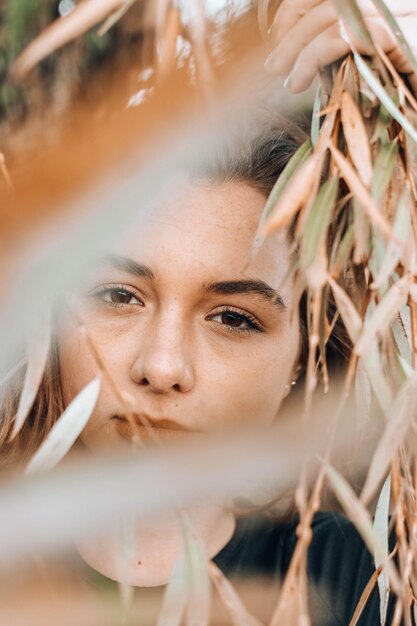 Foto ritratto di una giovane donna in primo piano