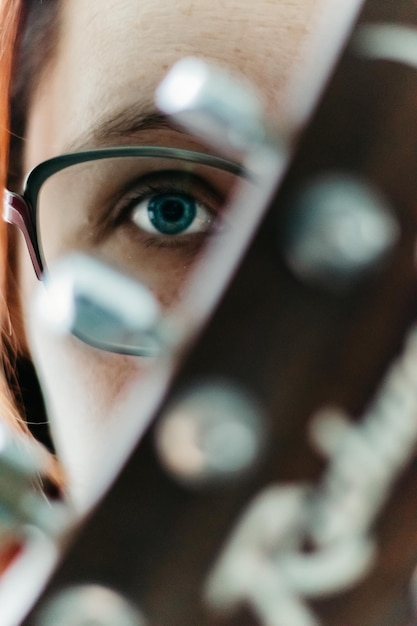 Foto ritratto di una giovane donna in primo piano