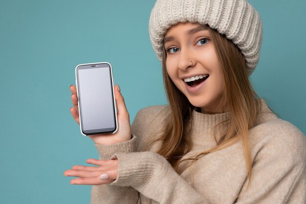 Close-up portret Foto van verrast gelukkige jonge vrouw stijlvolle beige trui dragen en