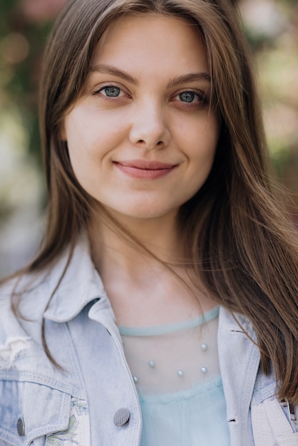 Foto close-up portret glimlachen aantrekkelijke jonge volwassen vrouw model kijken camera