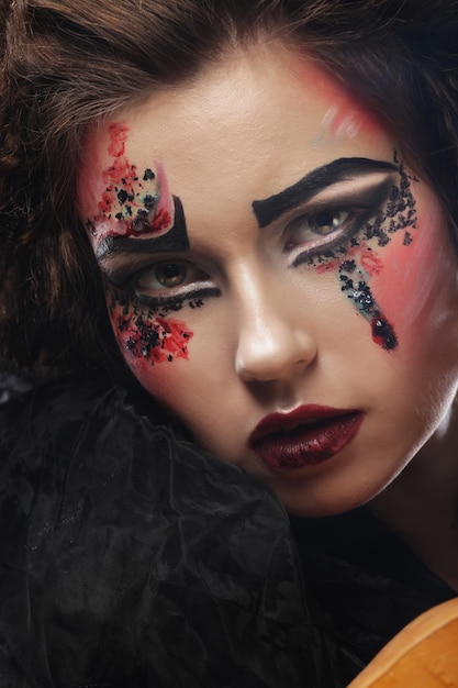 Close-up portret jonge vrouw met lichte make-up halloween thema