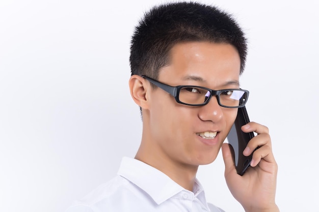 Close-up portret knappe jonge zakenman student gelukkig man opgewonden werknemer met behulp van mobiele telefoon glimlachend met aangenaam gesprek geïsoleerde witte achtergrond menselijke emoties expressie