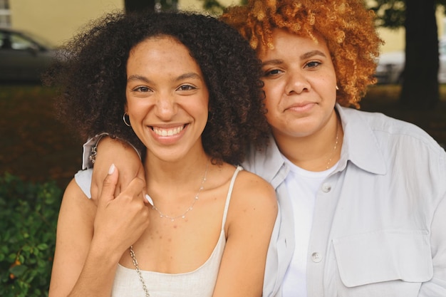 Close-up portret mooie mooie gelukkige lesbische Afro-Amerikaanse paar knuffelen rond city street