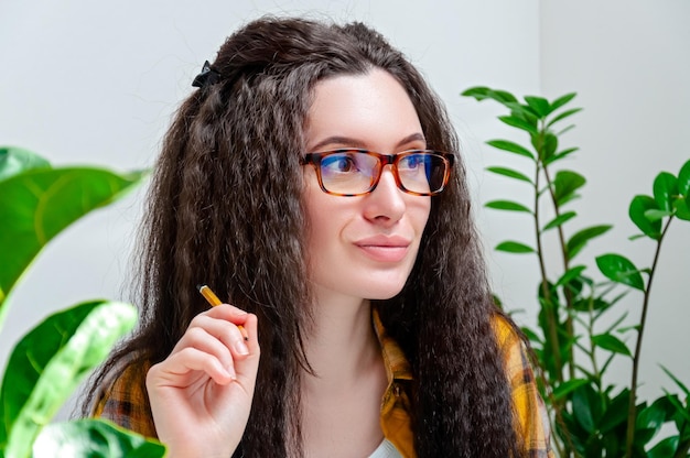 Close-up portret mooie nadenkende vrouw in glazen kijkt weg op de werkplek Vrouw die thuis werkt