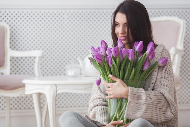 Close-up portret og zeer mooie jonge brunette vrouw met bloemen