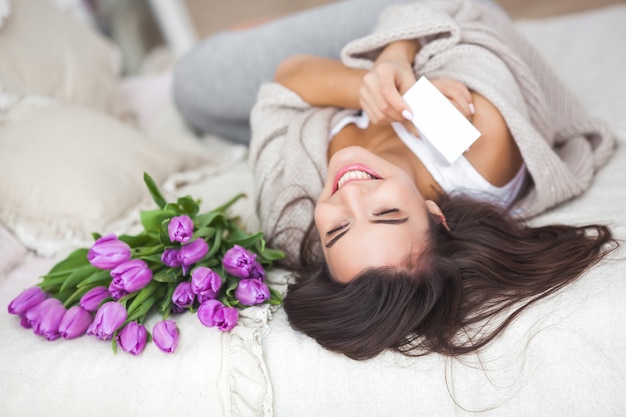 Close-up portret og zeer mooie jonge brunette vrouw met bloemen