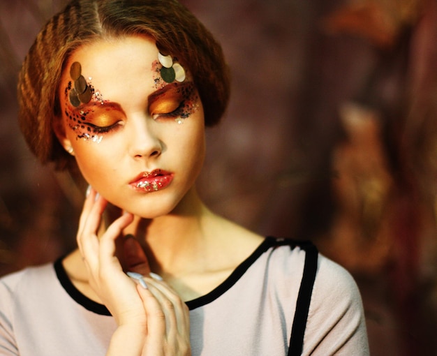 Close-up portret redhair vrouw met heldere creatieve make-up