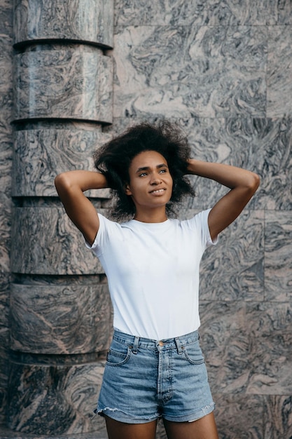 Close-up portret van aantrekkelijke afro-amerikaanse vrouw met kapsel op de achtergrond van de stad