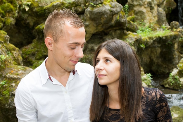 Close-up portret van aantrekkelijke jonge paar verliefd buitenshuis