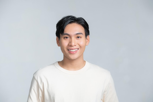 Close-up portret van Azië middelbare leeftijd 20s man met wit overhemd in de studio