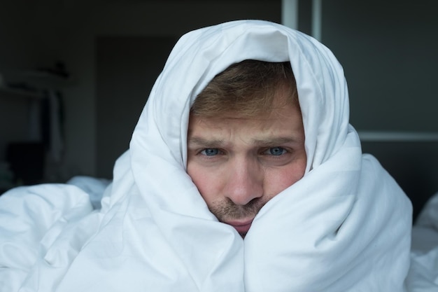 Close-up portret van blanke man met slapeloosheid