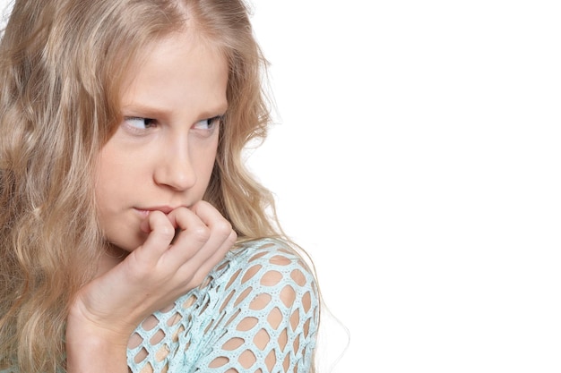 Foto close-up portret van blond meisje op witte achtergrond