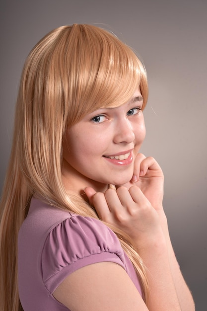 Close-up portret van blond meisje poseren in studio