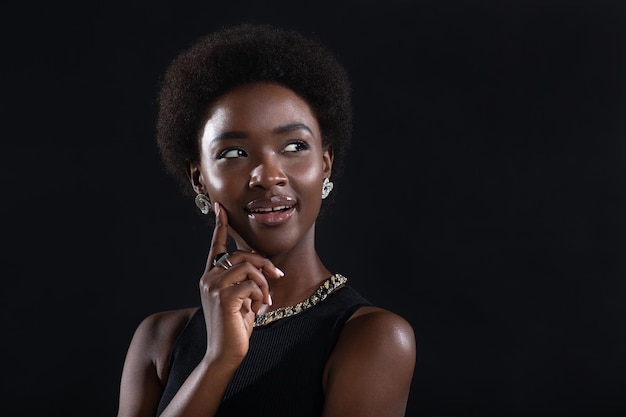 Close-up portret van broeden en het kiezen van Afro-Amerikaanse zwarte jonge vrouw met afro kapsel