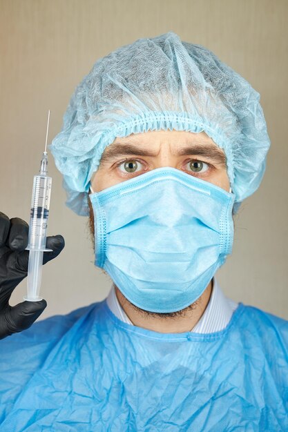 Close-up portret van een arts met een medisch masker