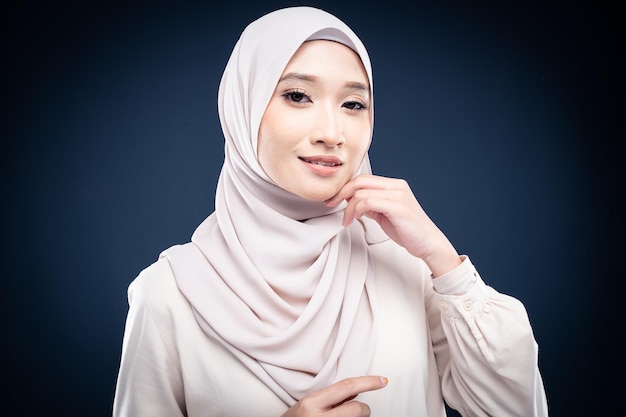 Close-up portret van een Aziatische moslimvrouw in kantoorkleding en het dragen van een hijab