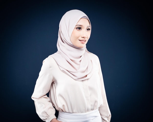 Close-up portret van een Aziatische moslimvrouw in kantoorkleding en het dragen van een hijab