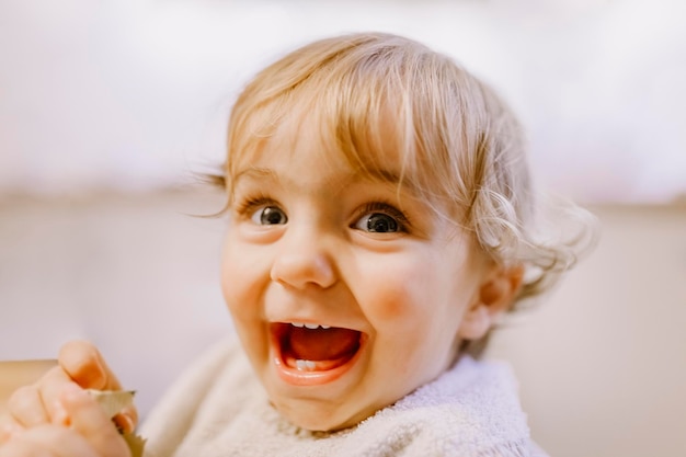 Foto close-up portret van een gelukkig schattig meisje