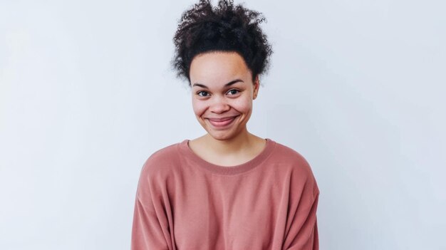 Foto close-up portret van een gelukkige jonge vrouw geïsoleerd van een witte achtergrond kopieer ruimte voor tekst
