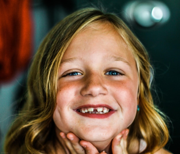 Foto close-up portret van een glimlachend meisje buiten