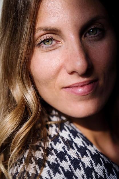 Foto close-up portret van een glimlachende jonge vrouw