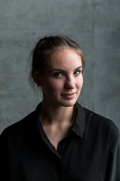 Foto close-up portret van een glimlachende jonge vrouw