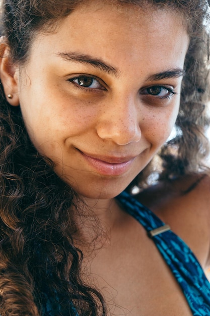 Close-up portret van een glimlachende jonge vrouw