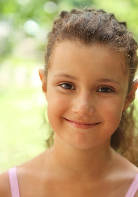 Foto close-up portret van een glimlachende jonge vrouw