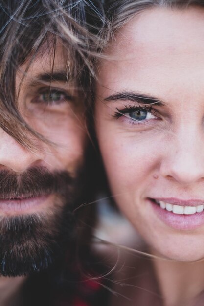 Foto close-up portret van een glimlachende jonge vrouw