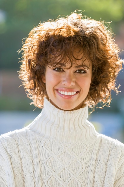 Close-up portret van een glimlachende vrouw in een trui