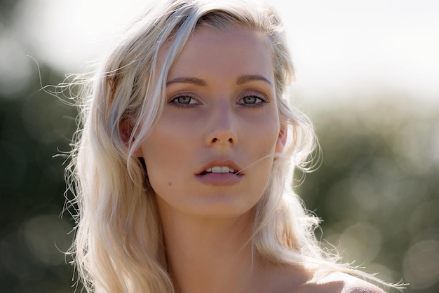 Close-up portret van een jonge blonde vrouw