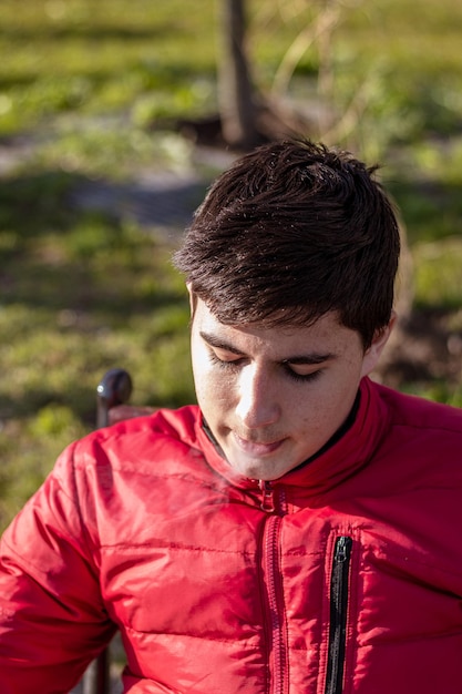 Foto close-up portret van een jonge man die buiten rood draagt
