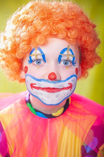 Close-up portret van een jonge man in een clownkostuum