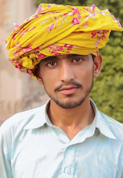 Close-up portret van een jonge man met een tulband