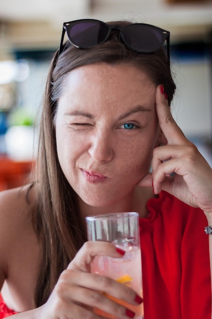 Foto close-up portret van een jonge vrouw die een drankje drinkt