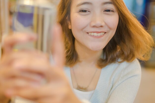 Close-up portret van een jonge vrouw die een selfie maakt