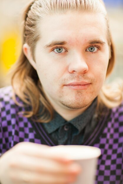 Foto close-up portret van een jonge vrouw die koffie drinkt