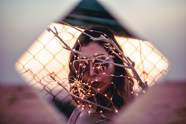 Foto close-up portret van een jonge vrouw die zich in de spiegel reflecteert