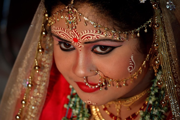 Close-up portret van een jonge vrouw in traditionele kleding