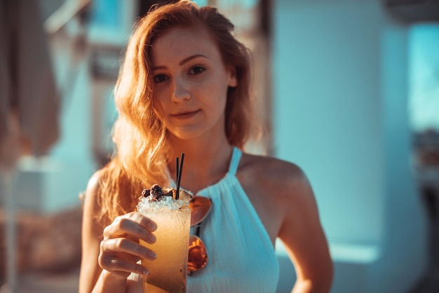 Foto close-up portret van een jonge vrouw met drankje