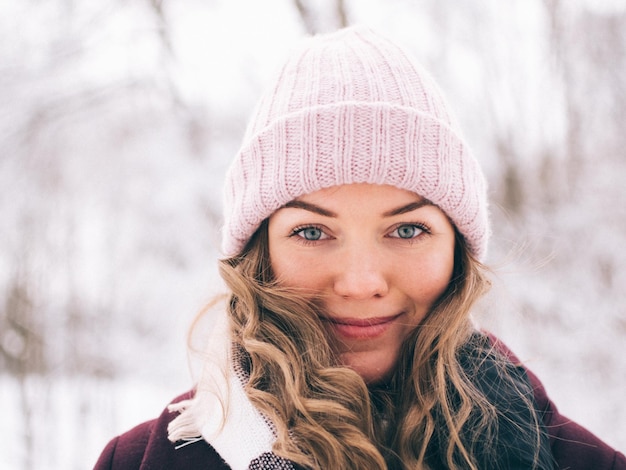 Close-up portret van een jonge vrouw met een gebreide hoed