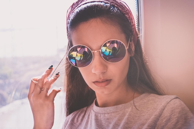 Foto close-up portret van een jonge vrouw met een zonnebril