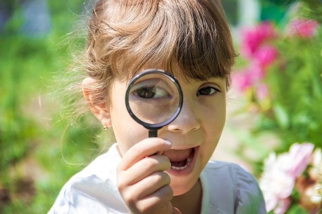 Foto close-up portret van een jonge vrouw met een zonnebril