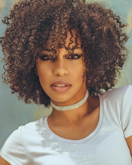 Close-up portret van een jonge vrouw met krullend haar