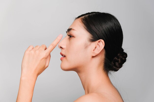 Close-up portret van een jonge vrouw op een witte achtergrond