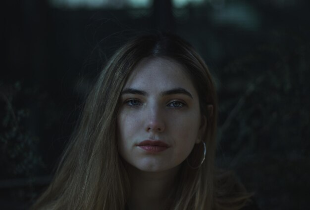 Foto close-up portret van een jonge vrouw