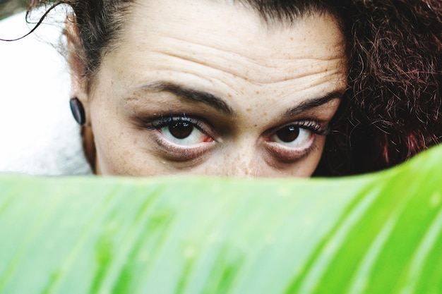 Foto close-up portret van een jonge vrouw