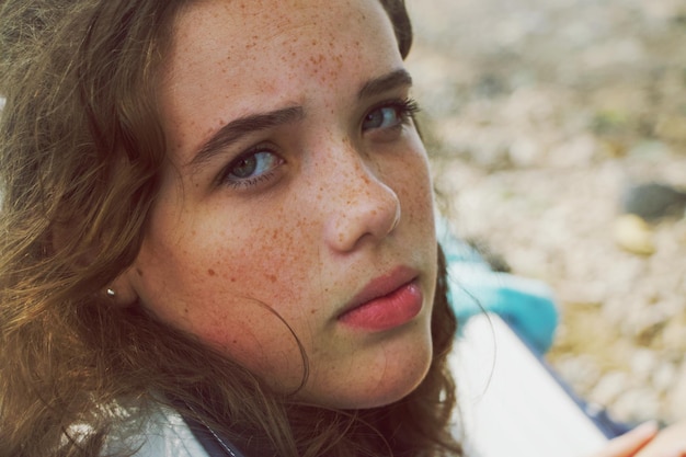 Close-up portret van een jonge vrouw