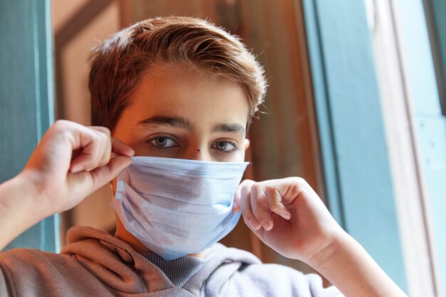 Close-up portret van een jongen met een masker